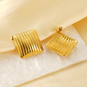 Détails des boucles d'oreilles carrées plaquées or 18 carats avec rayures verticales