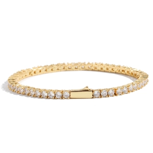 Détail d'un bracelet de tennis doré avec fermoir à boîte sécurisé et loquet de sécurité