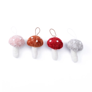 Set di quattro funghi decorativi in feltro di lana fatti a mano per l'albero di Natale
