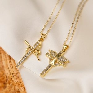 Collier Pendentif Croix en Cuivre Plaqué Or avec Zirconia pour Femme Bijoux Religieux Minimalistes Cadeau