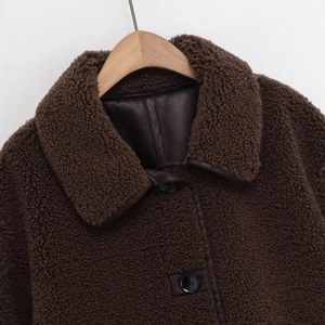 Manteau teddy marron pour femmes avec bordures en similicuir et boutons rétro
