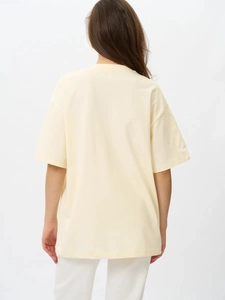 Rückansicht eines lässigen T-Shirts aus 100% Baumwolle mit Zitronen-Print in Crème-Beige