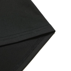 Vue détaillée de la couture à double aiguille et du surjet sur une robe noire en maille