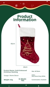 Détail d'une chaussette de Noël en velours rouge avec motif sapin doré et bordure en peluche