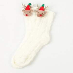 Detail von weißen Plüsch-Korallenvlies-Socken mit niedlichem 3D-Weihnachtsrentier-Dekor