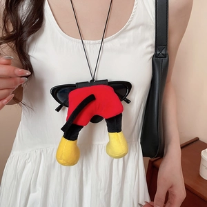 Detailaufnahme des Cartoon-Maus-Brillenhalters mit roten Shorts und gelben Schuhen am Hals