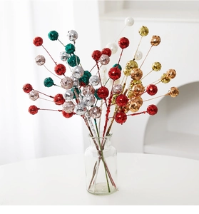 Nahaufnahme von glitzernden Weihnachtsbaumzweigen mit bunten Glitzerkugeln als Festdeko