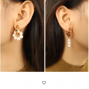 Comparaison détaillée de boucles d'oreilles dorées asymétriques avec perles blanches
