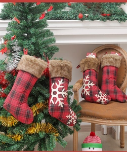 Lot de 4 chaussettes de Noël à carreaux rouges avec garniture en peluche sur le sapin
