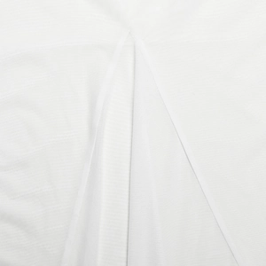Vue rapprochée de la texture du tricot blanc et des détails de couture sur la robe longue