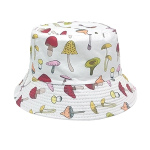 Détail de l'imprimé champignon coloré et des coutures renforcées sur le chapeau bob blanc