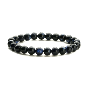 Makroaufnahme von Natursteinen und blauen Tigerauge-Perlen auf einem elastischen Armband