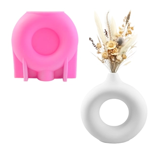 Stampo in silicone circolare rosa e vaso a ciambella bianco con fiori secchi