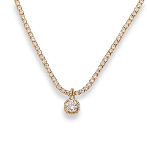Collana tennis dorata di lusso con pendente halo quadrato e micro-pavé di cristalli su bianco