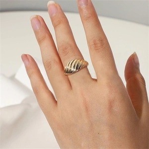 Detalle de un anillo de cúpula croissant chapado en oro 18K con texturas en espiral