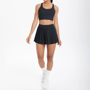Détail de l'ensemble brassière de sport et jupe plissée noire pour yoga et fitness