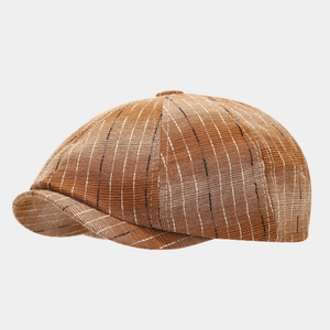Détail de la casquette gavroche marron rayée au design octogonal et tissu texturé