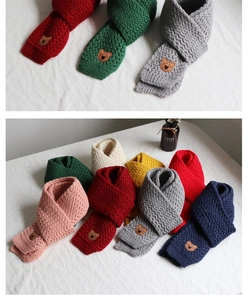 Dettaglio di sciarpe in maglia per bambini con simpatica toppa in pelle a orsetto