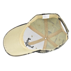 Vue interne de casquette camouflage montrant le bandeau et l'étiquette 100% acrylique