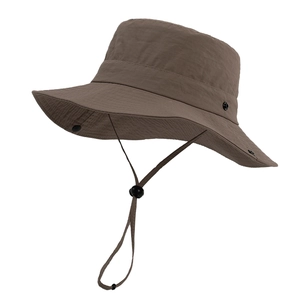 Dettaglio di un cappello da sole marrone a tesa larga con sottogola regolabile