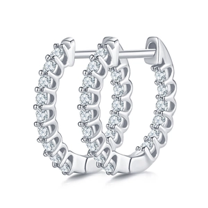 Élégantes créoles en argent avec pavé de moissanite sur fond blanc épuré et sobre