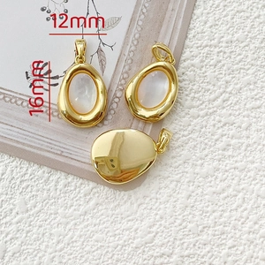 Detail of 12x16mm heart shell pendants with 18k gold plating showing front and back