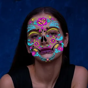 Tatouages visage Halloween néon UV avec roses roses et motifs floraux fluorescents