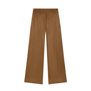 Détail du pantalon large marron en tissu soyeux avec taille élastiquée
