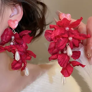 Retro rote Blumen-Ohrhänger mit Herz-Akzenten und eleganten Perlenanhängern für Damen