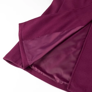 Manteau long bordeaux pour femmes en laine avec doublure lisse et texture de qualité