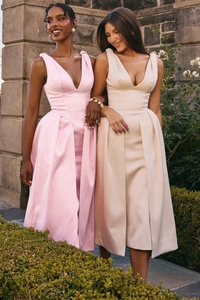 Détail de robes maxi en satin à col en V avec plis et une silhouette trapèze fluide