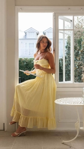 Vue détaillée de la robe d'été jaune à taille haute avec ourlet à volants et texture légère