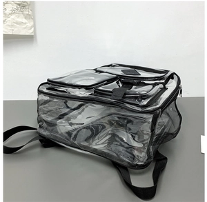 Dettaglio dello zaino trasparente impermeabile con finiture nere e tasche multiple