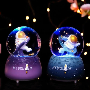 Carillon luminoso con astronauta ed effetto neve e scritta My Dream sulla base