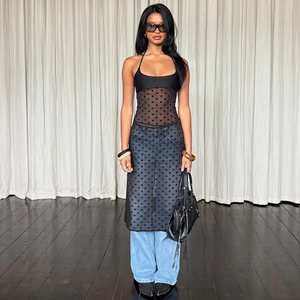 Vue détaillée de la robe en maille à pois portée avec un pantalon en jean bleu clair