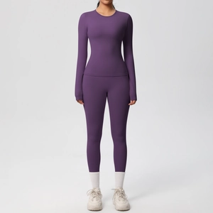 Vista frontale del set da yoga viola scuro a maniche lunghe con leggings a vita alta