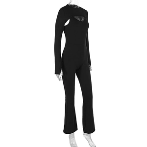 Détail de la combinaison noire 2 pièces avec boléro court et bas à pattes d'eph
