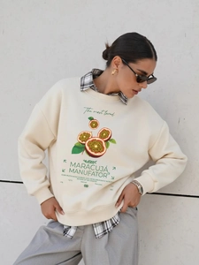 Oversized κρεμ φούτερ με τύπωμα passion fruit και χαλαρή street style γραμμή για στυλ