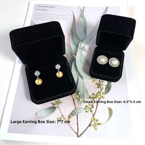 Detailed comparison of two black velvet earring gift boxes in 7x7cm and 4.5x5.5cm sizes
