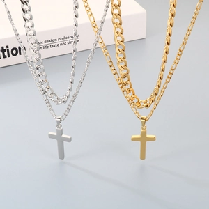 Vue détaillée de colliers à double rangée en acier inoxydable avec pendentifs croix or et argent