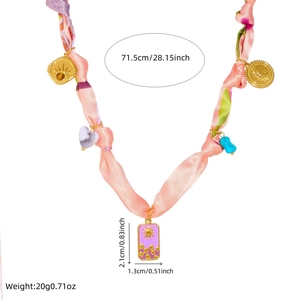 Collier en ruban floral avec charms et détails précis sur la taille et le poids total