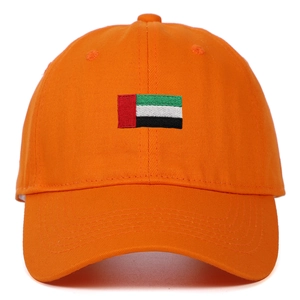 Détail de la broderie sur une casquette de baseball en sergé de coton orange avec drapeau