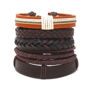 Detailansicht mehrlagiger Lederarmbänder in Braun und Schwarz mit Flechtstrukturen
