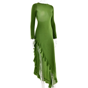 Détail de la robe verte scintillante à manches longues avec ourlet asymétrique à volants et col rond