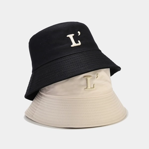 Chapeaux bob en coton noir et beige avec broderie lettre L et bordure surpiquée