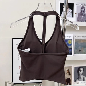 Gros plan sur une brassière de yoga marron foncé avec dos nageur et décolleté en V
