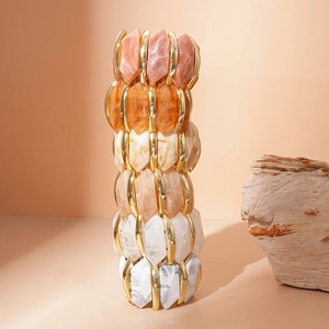 Gros plan de bracelets en résine empilés avec texture marbrée en divers tons pastels