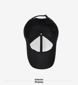 Vue intérieure de la casquette de baseball noire montrant la doublure et la boucle métal