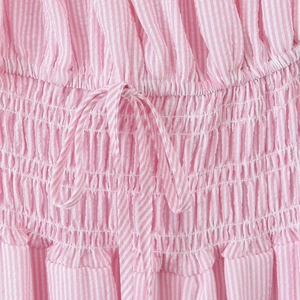 Vestido a rayas rosa y blanco con mangas abullonadas y detalle de cintura elástica