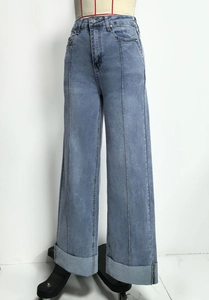 Detail van een jeans met hoge taille en wijde pijpen met vintage omgeslagen zoom